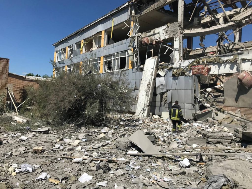 Утром 8 июня снова обстреляли Бахмут. 4 жителей ранены, разрушена школа и повреждены СИЗО (фото, видео)