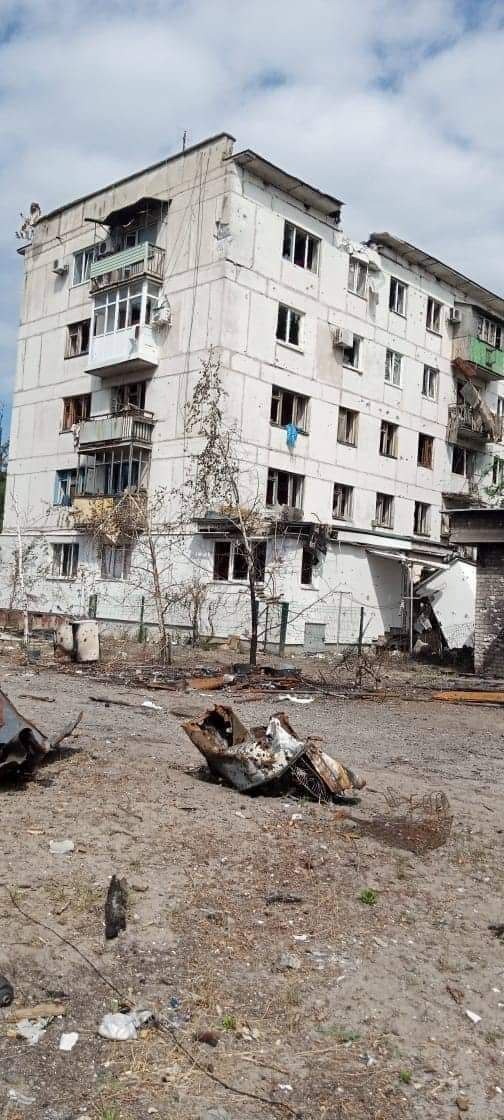 За день у Лисичанську пошкодили 5 багатоповерхівок та обстріляли 2 храми. Яка ситуація в місті та регіоні 7