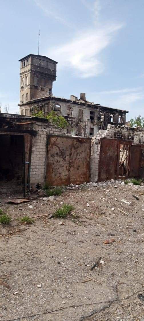 За день у Лисичанську пошкодили 5 багатоповерхівок та обстріляли 2 храми. Яка ситуація в місті та регіоні 1
