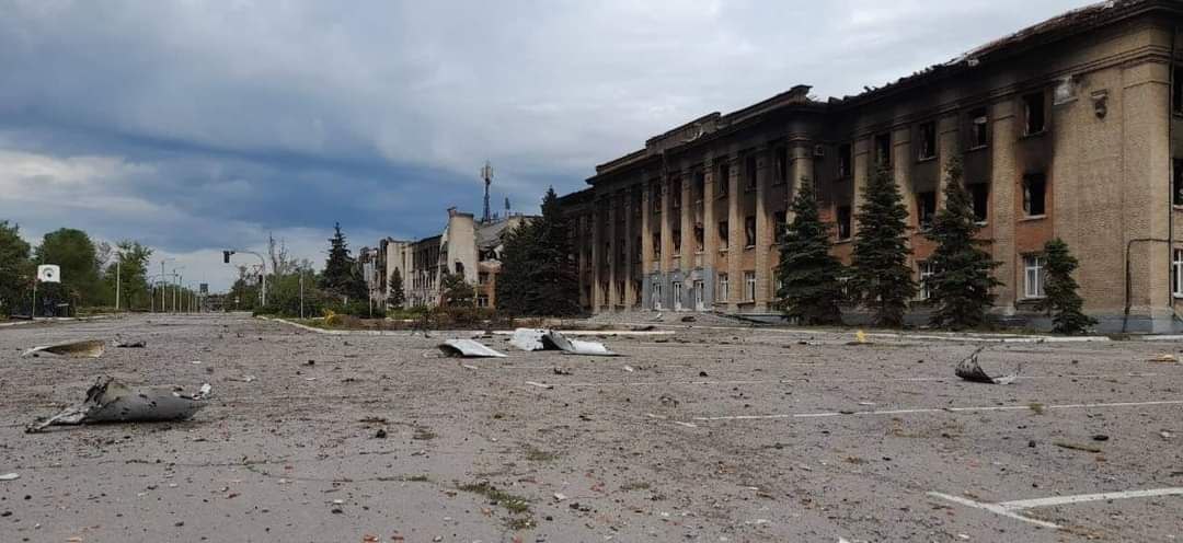 За день у Лисичанську пошкодили 5 багатоповерхівок та обстріляли 2 храми. Яка ситуація в місті та регіоні 3