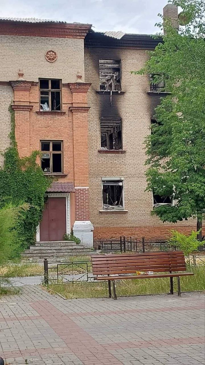За день у Лисичанську пошкодили 5 багатоповерхівок та обстріляли 2 храми. Яка ситуація в місті та регіоні 4