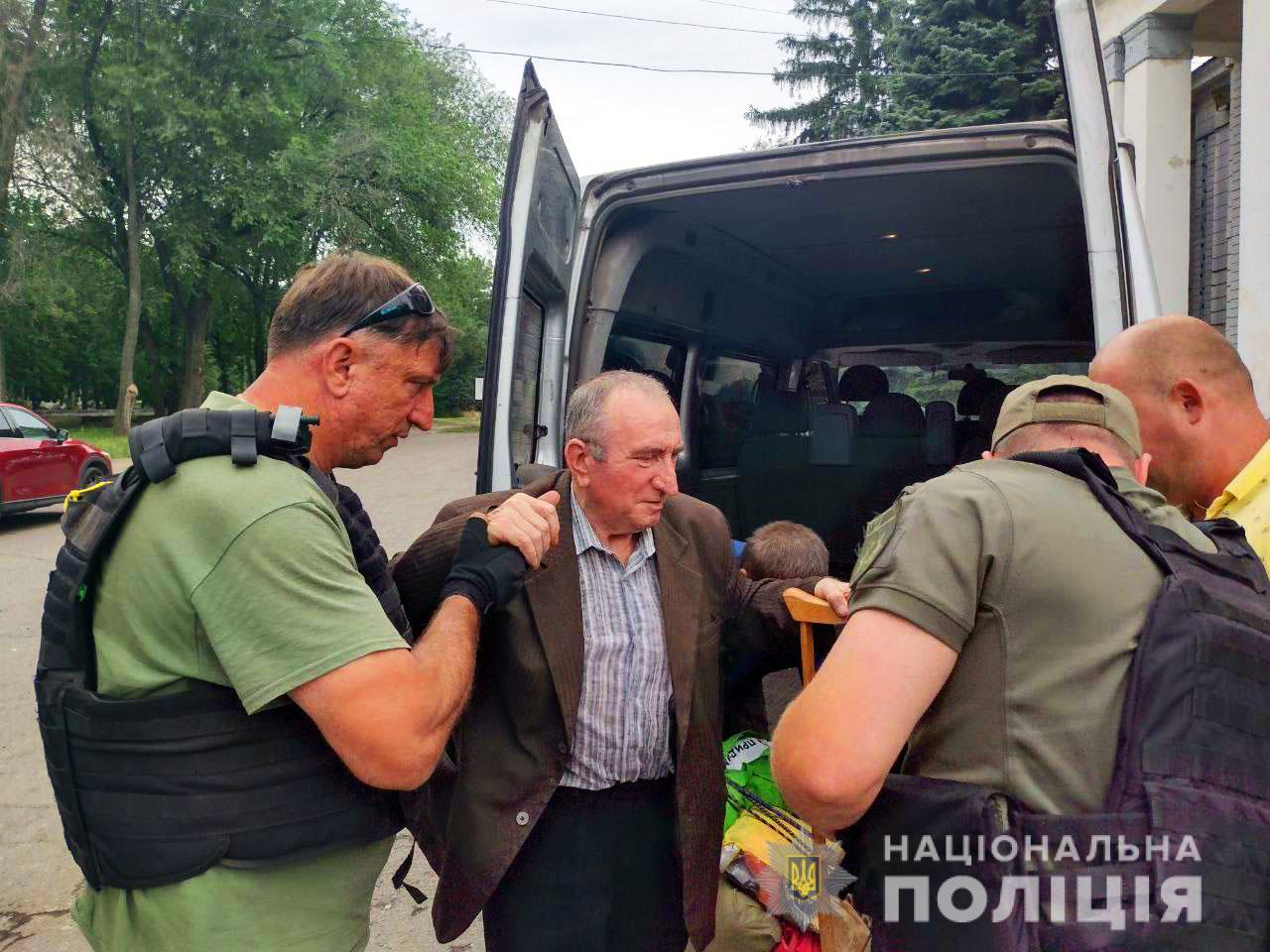 Из освобожденной от россиян Павловки за 4 дня эвакуировали уже 79 человек. Другим привезли гумпомощь (видео) 2