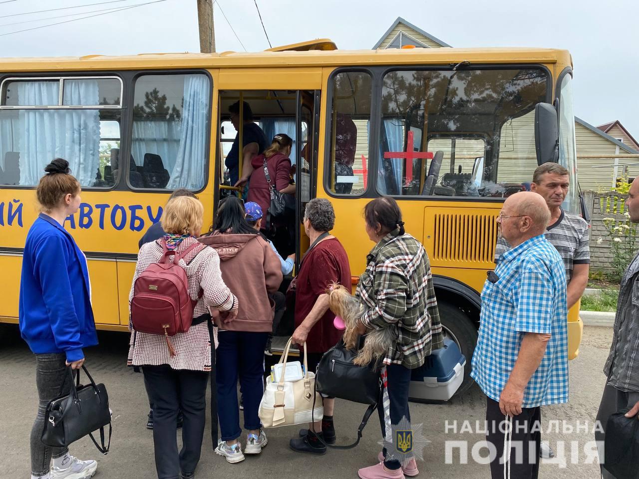 Из освобожденной от россиян Павловки за 4 дня эвакуировали уже 79 человек. Другим привезли гумпомощь (видео) 4