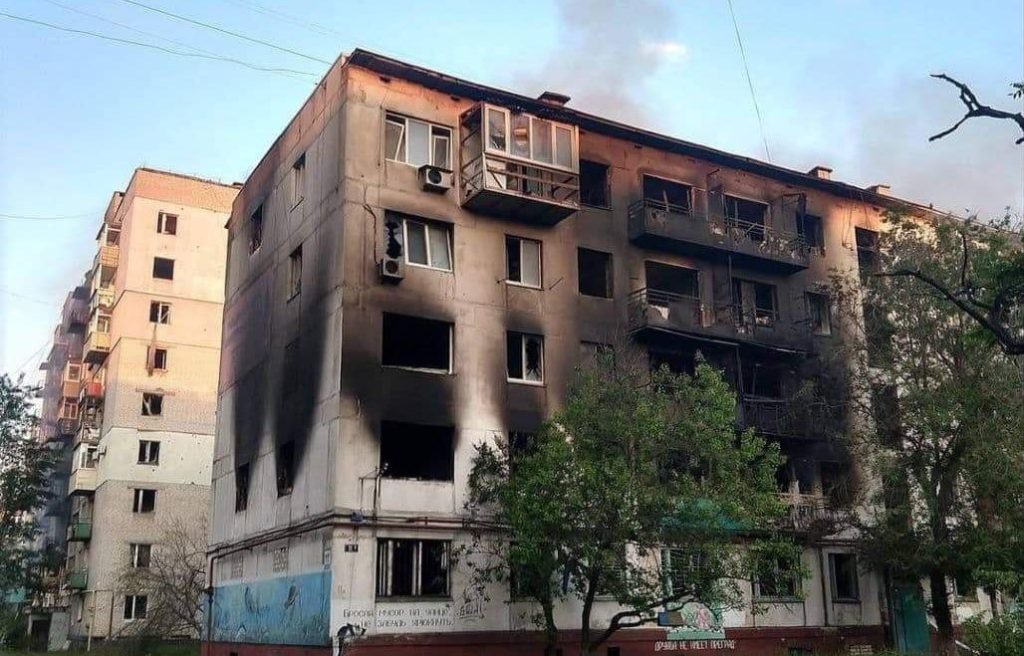 Российские оккупанты убили женщину в Лисичанске, уничтожили пожарную часть и около 40 домов, — Гайдай (ФОТО)