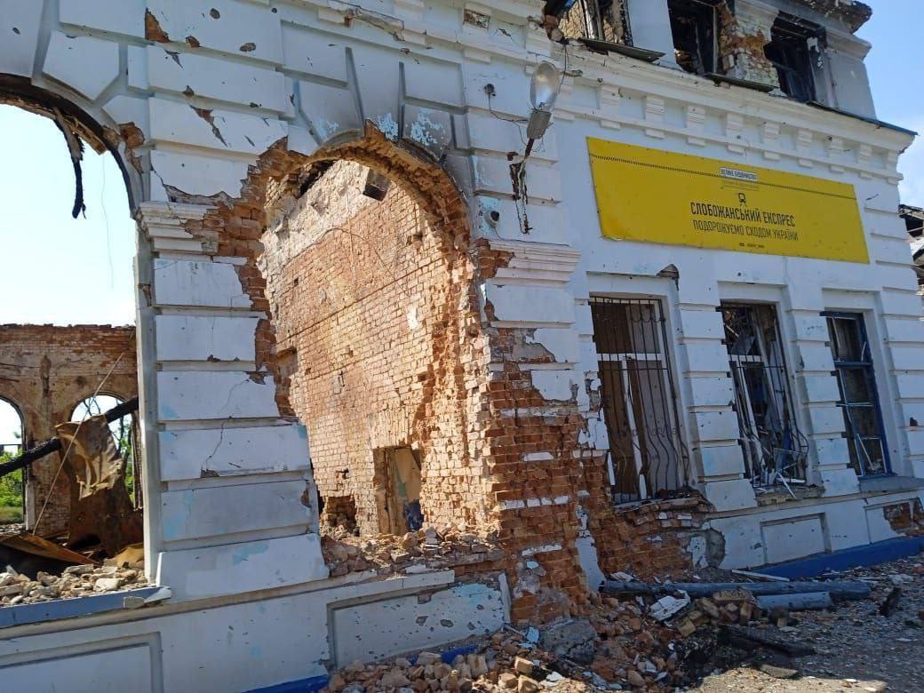 пошкоджена будівля в Луганській області