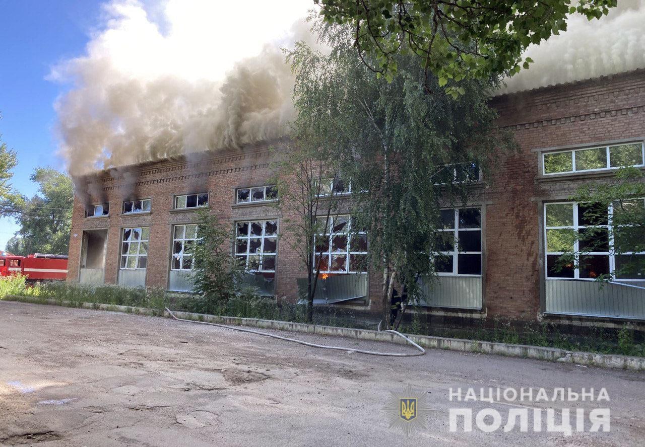 обстріляна будівля у Донецькій області