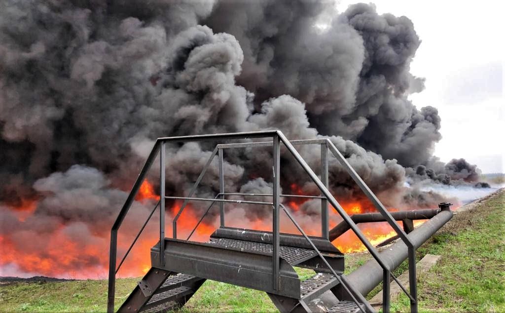 пожар на Лисичанском нефтеперерабатывающем заводе в Лисичанске