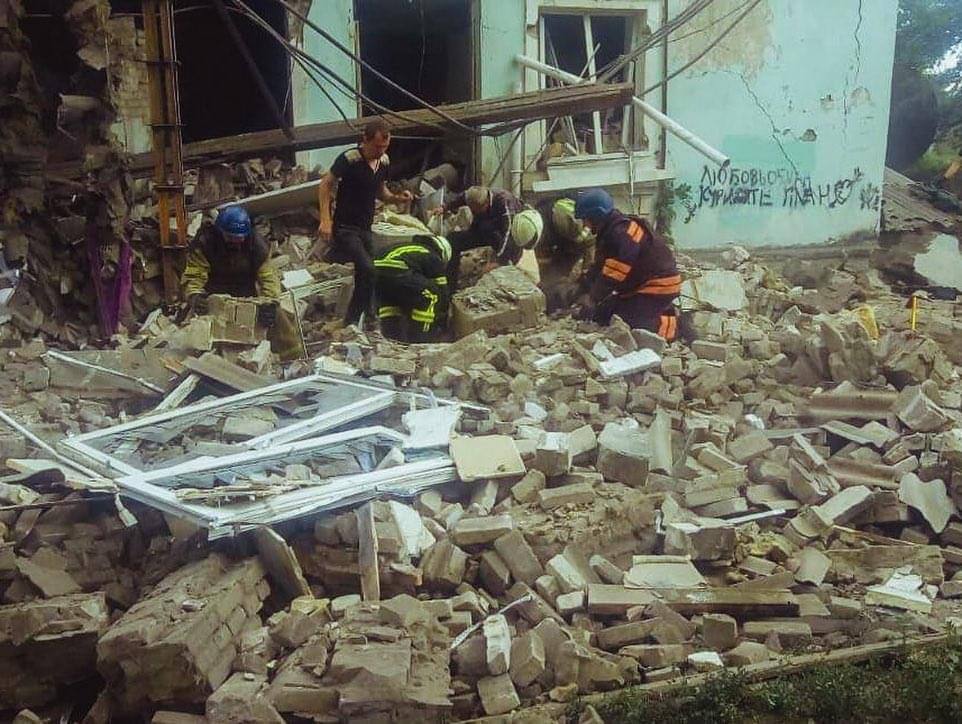 наслідки ракетного удару по будинку культури у Лисичанську