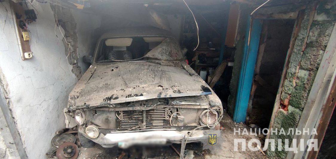 разбомбленная машина в гараже в Донецкой области