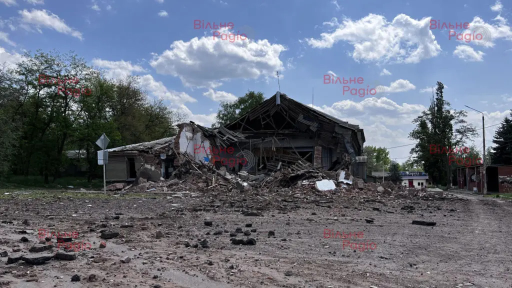 уничтоженное обстрелами здание в Соледаре