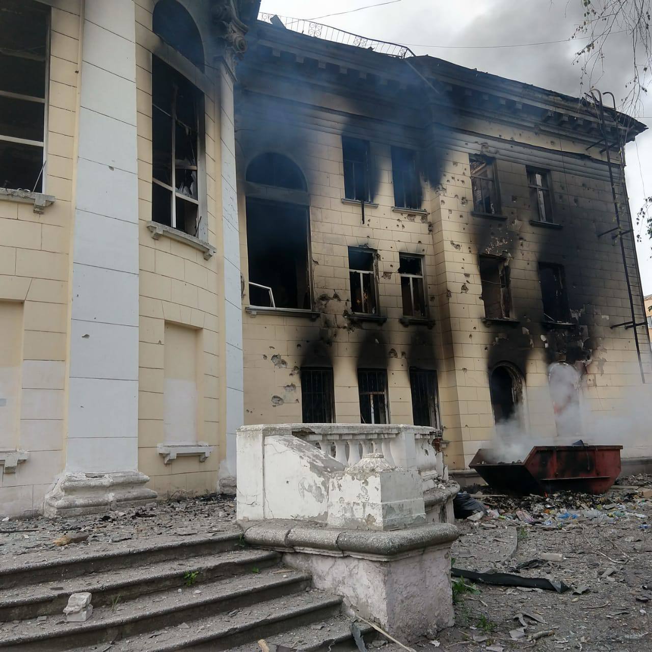 уничтоженное здание гуманитарного штаба в Лисичанске