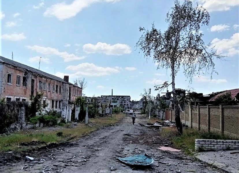 В Луганской области погибли еще 4 местных, среди них мать с ребенком. Ранены 2 иностранных журналиста, убит их водитель
