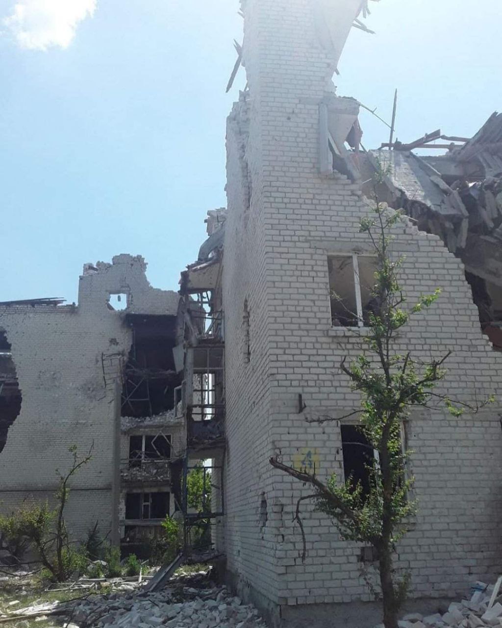 розбомблений будинок на Луганщині