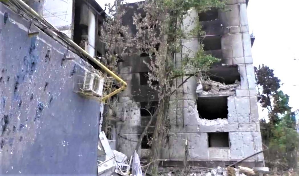 зруйнована багатоповерхівка на Луганщині