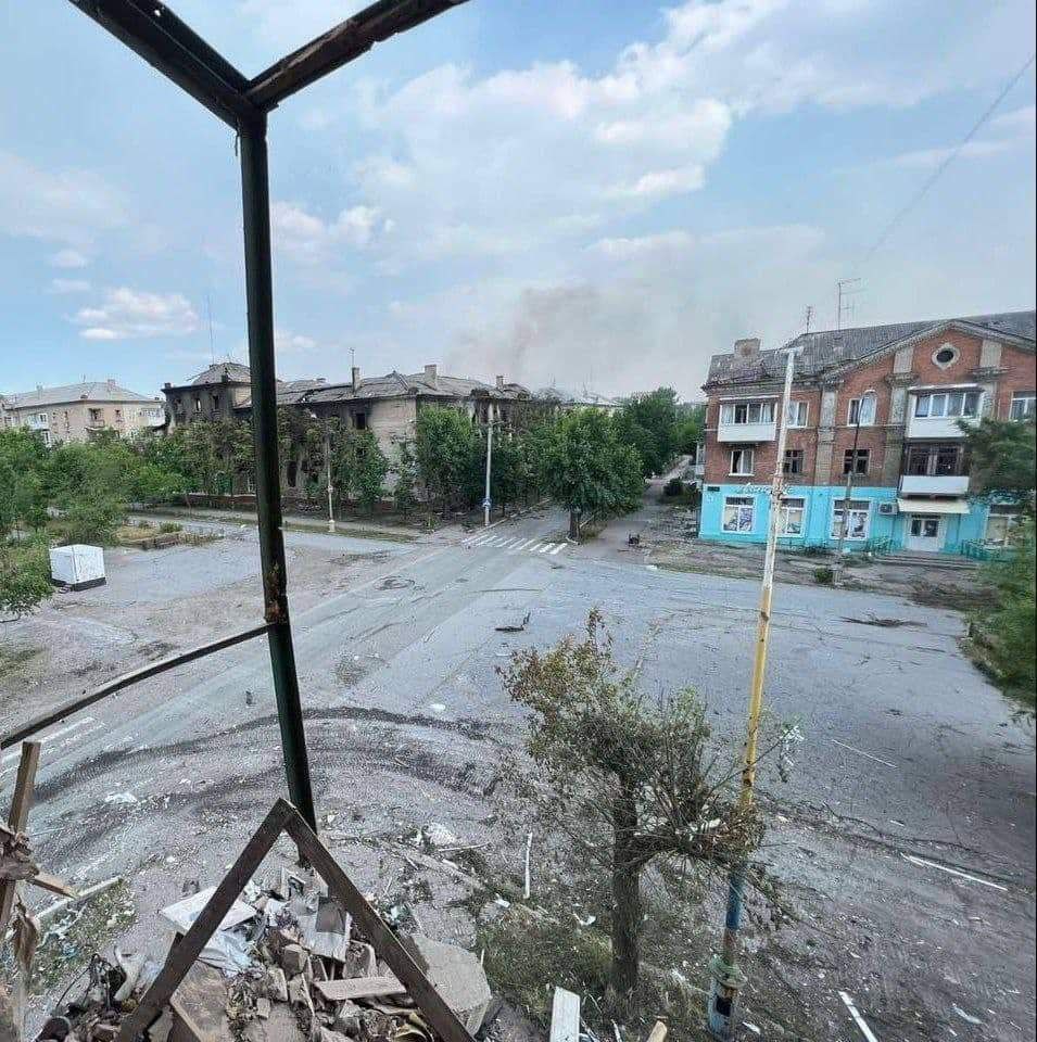 разрушенный центр города в Луганской области