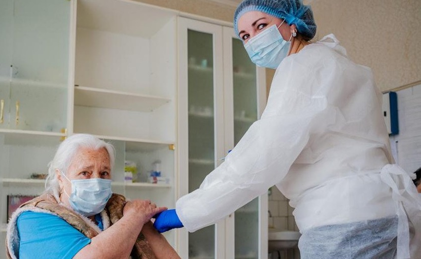 Українцям з хронічними хворобами та старше 60 дозволили друге бустерне щеплення проти COVID-19