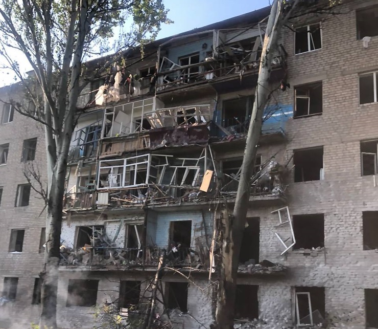 Оккупанты попали по жилой пятиэтажке в Бахмуте. Погибла женщина, еще одну вытащили из-под завалов