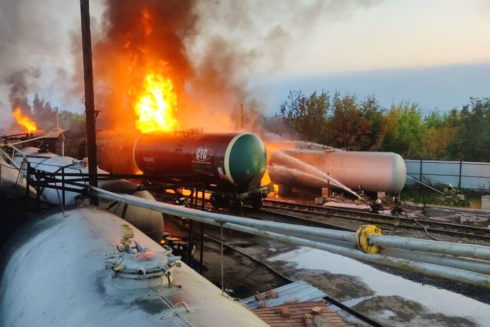 “Слышал и видел чуть ли не весь город”: В Донецке сгорела нефтебаза россиян с топливом (ФОТО, ВИДЕО)