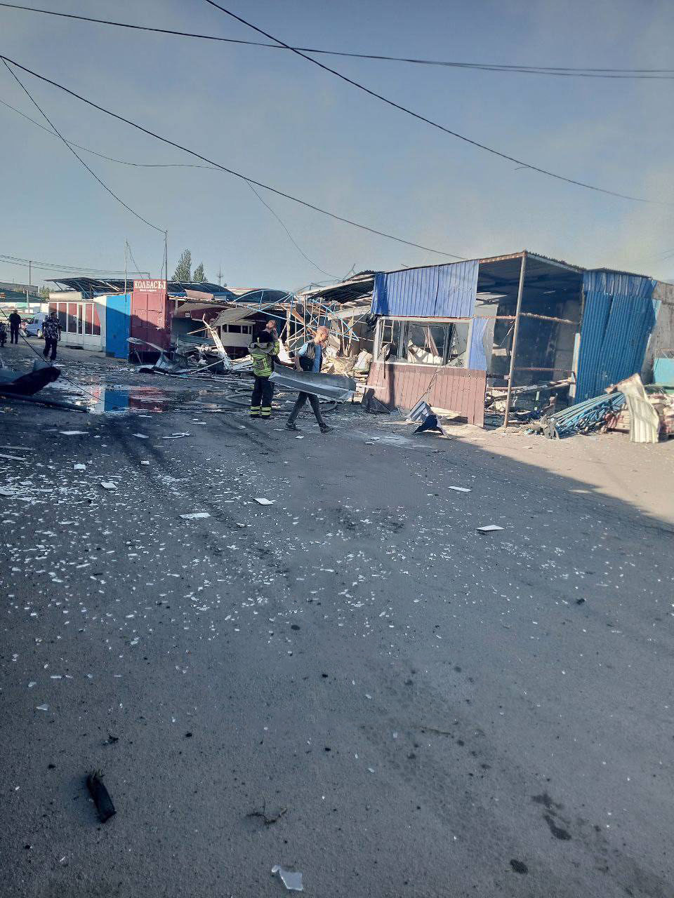 Обстріл Бахмута: окупанти зруйнували приміщення на центральному ринку. Постраждалих немає 1