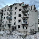 Вже 15 загиблих у Часів Ярі: рятувальники продовжують розбирати завали зруйнованої росіянами п’ятиповерхівки (ВІДЕО)