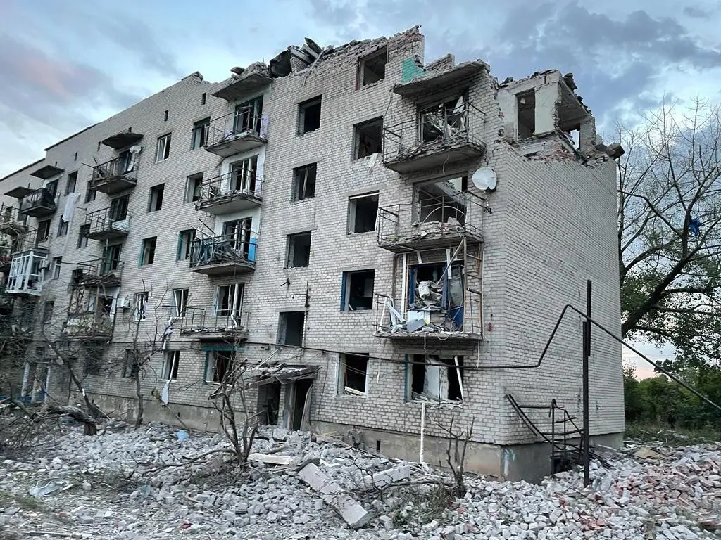 Уже 15 погибших в Часов Яре: спасатели продолжают разбирать завалы разрушенной россиянами пятиэтажки (ВИДЕО)