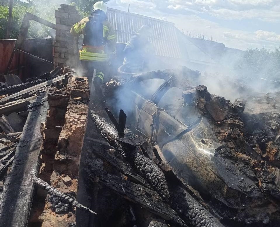 Рятувальники з Донеччини потрапили під обстріл під час гасіння пожежі, двоє у важкому стані