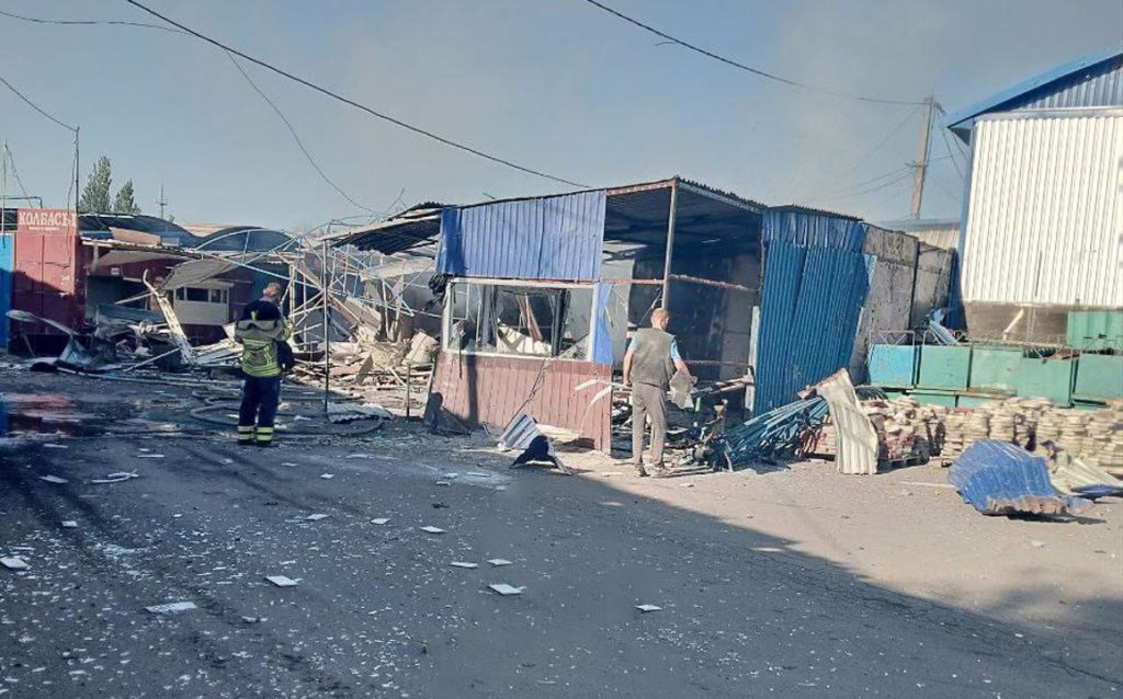 Обстріл Бахмута: окупанти зруйнували приміщення на центральному ринку. Постраждалих немає
