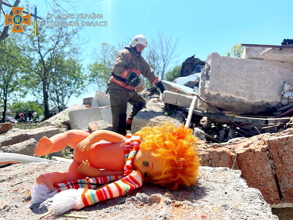 Російські окупанти обстріляли селище Сергіївка на Одещині. Загинули щонайменше 20 людей. Що відомо 2