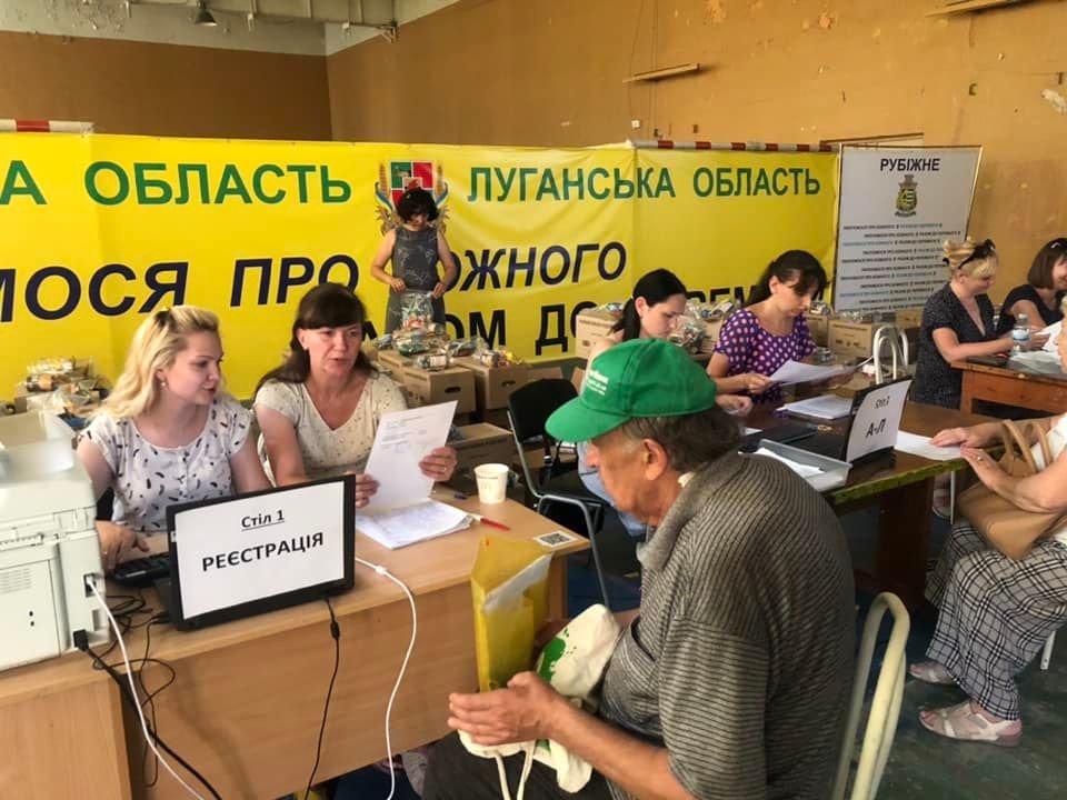 Помощь для переселенцев из Луганской области: какие гуманитарные штабы работают в Украине (адреса и геолокации)