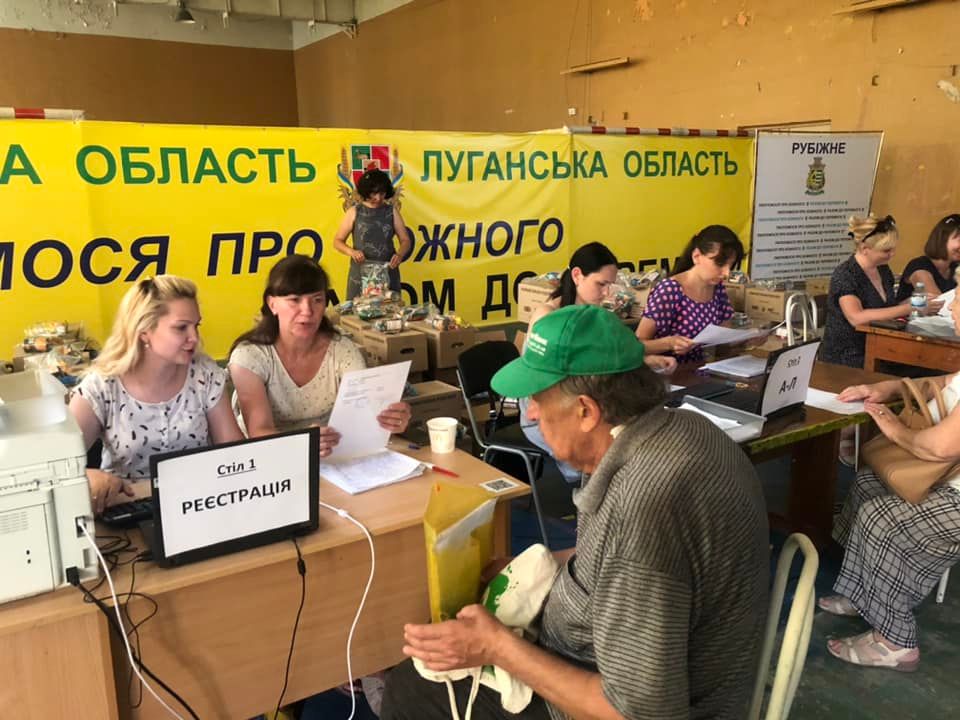 У Дніпрі розпочав роботу гуманітарний хаб для переселенців з Луганщини. Як податися (ФОТО)