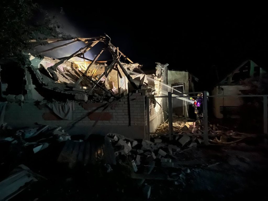 Российские оккупанты уничтожили частный дом в Славянске. Погибла женщина