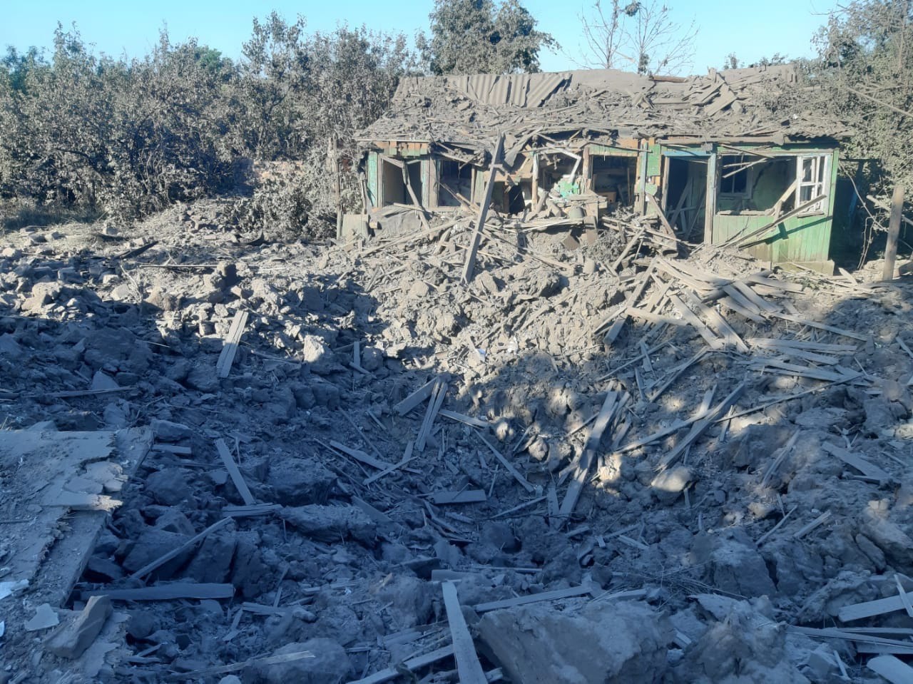 Торецк под постоянными обстрелами: оккупанты уничтожили гаражи и разрушили частный дом 2