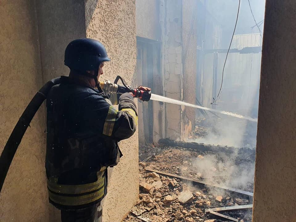 В Донецькій області окупанти обстріляли “Артемсіль” — спалахнула складська будівля (ФОТО)