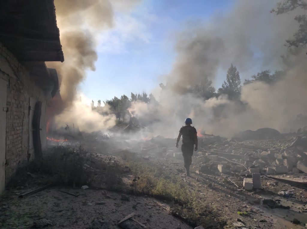 Торецк под постоянными обстрелами: оккупанты уничтожили гаражи и разрушили частный дом