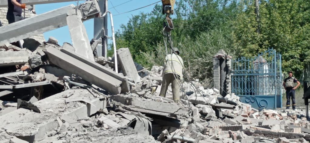 Є загиблий: в Бахмуті окупанти вгатили по ремонтній базі (ФОТО)