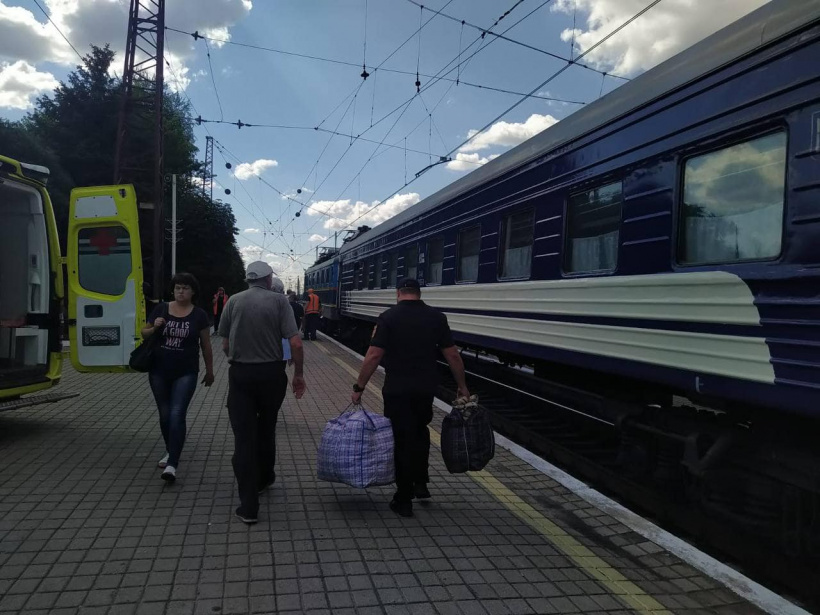Безкоштовна евакуація з Донеччини: охочих відвезуть у Дніпро та на Кіровоградщину. Є варіант безкоштовного житла