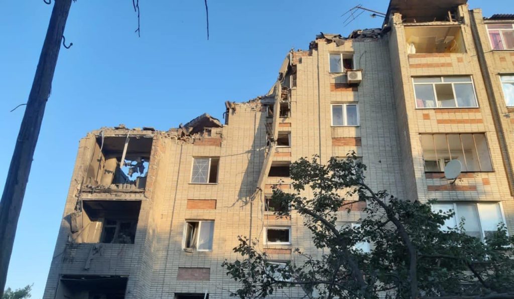 Обстрел жилого дома в Торецке: 2 человека погибли, 3 достали из-под завалов (ФОТО)
