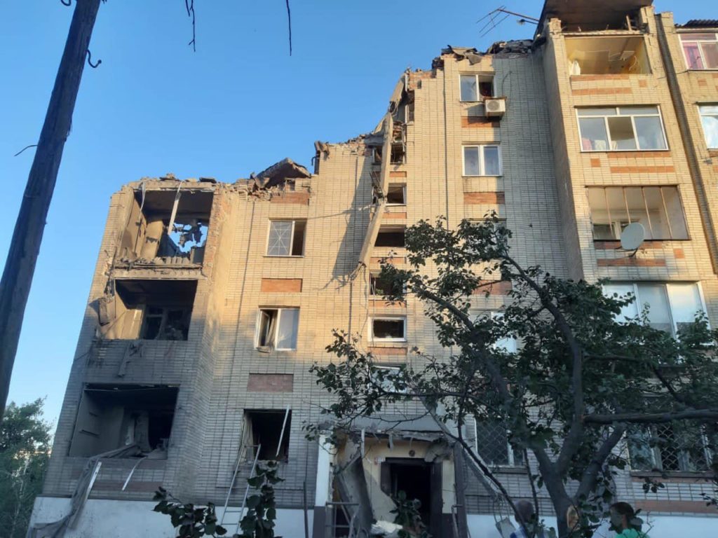 Обстріл житлового будинку в Торецьку: 2 людини загинули, 3 дістали з-під завалів (ФОТО) 2