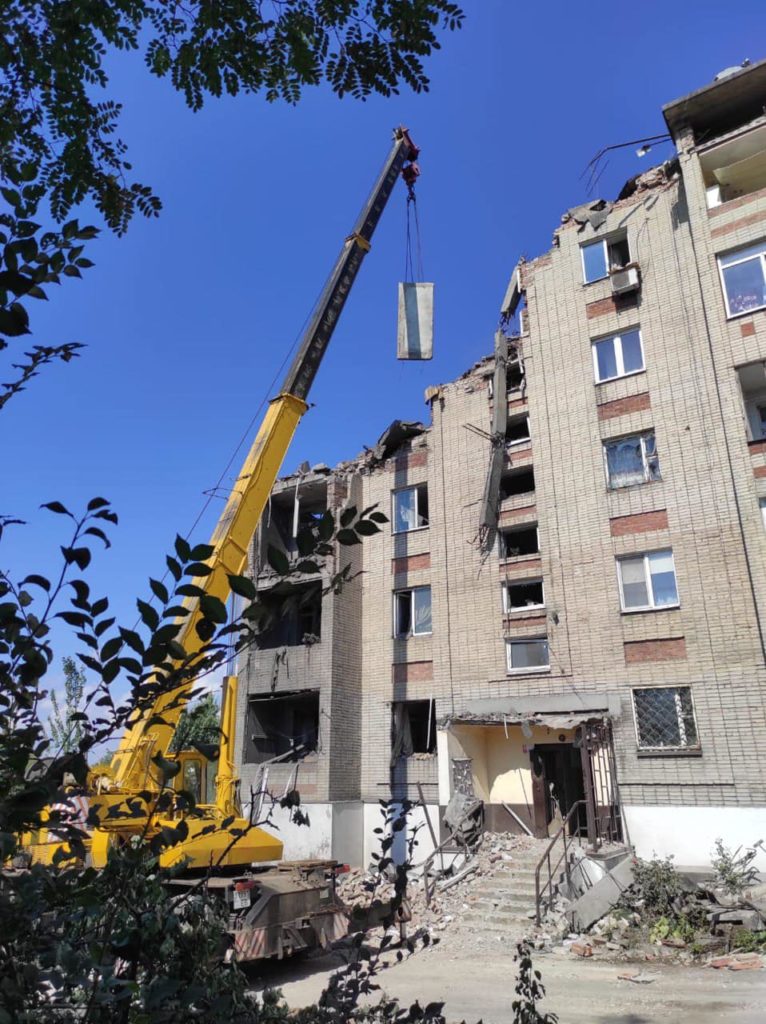 Обстрел жилого дома в Торецке: 2 человека погибли, 3 достали из-под завалов (ФОТО) 4