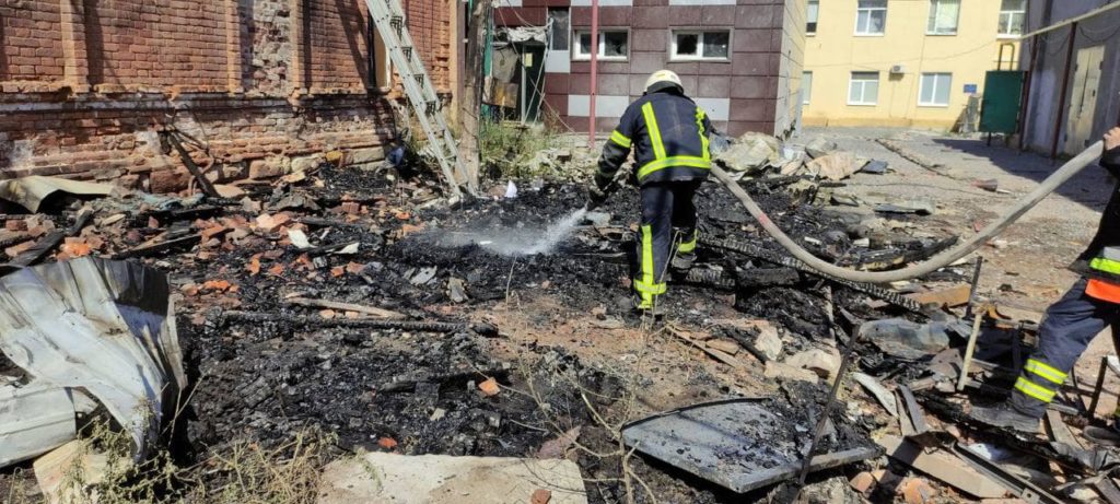 Бахмут снова обстреляли: российские снаряды прилетели в “больничный городок” и жилой массив
