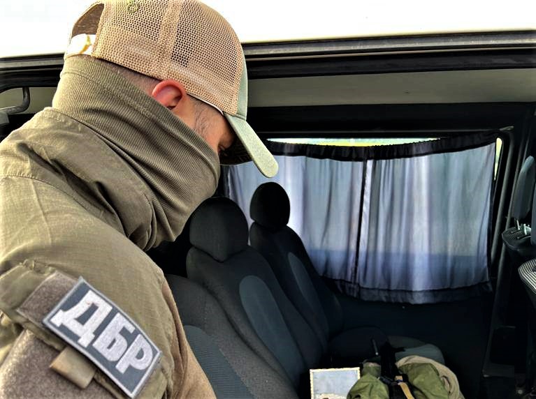На Донеччині затримали 3-х чоловіків, яких підозрюють у торгівлі зброєю та наркотиками, — ДБР (ФОТО)