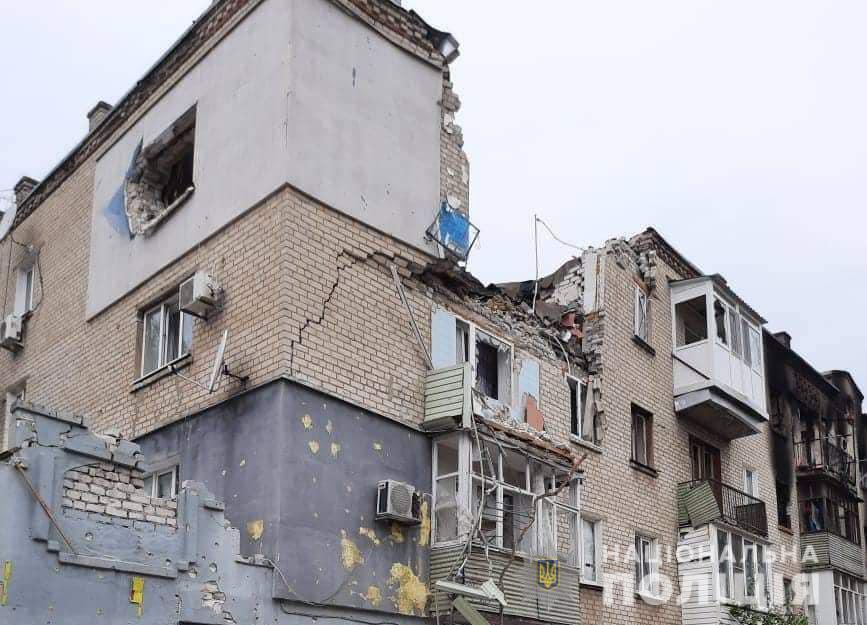 Захоплена адмінбудівля та обстріляні квартири: за добу на Луганщині зафіксували 72 злочини (ФОТО)