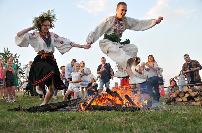 Івана Купала на Донеччині: як мешканці Званівки святкують цей день за традиціями пращурів (ФОТО)