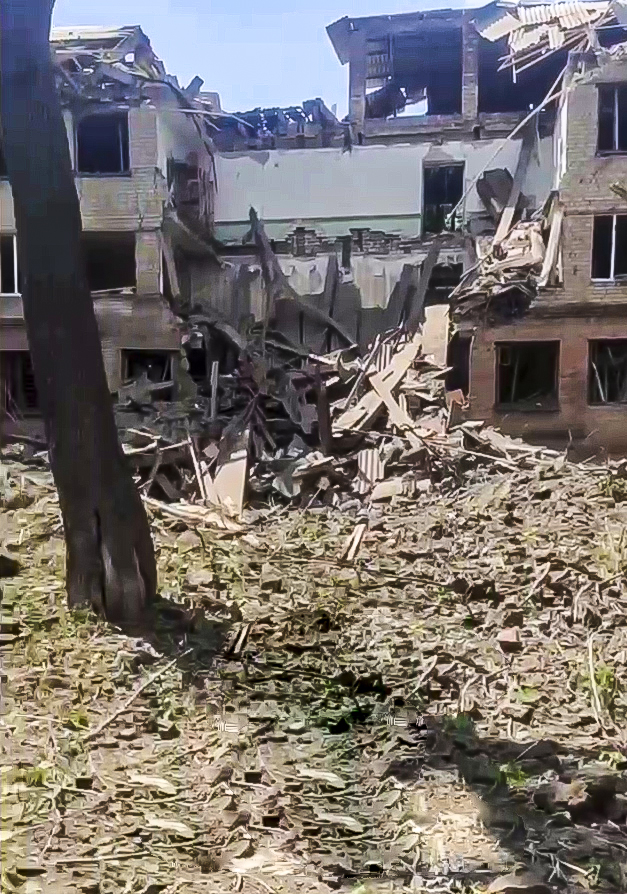 Второй раз за день: Бахмут снова попал под обстрел россиян. Двое горожан ранены, разрушены дом и ТЦ 10