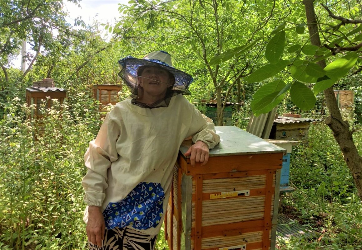 пчеловод возле улья Людмила Нагорная в Донецкой области
