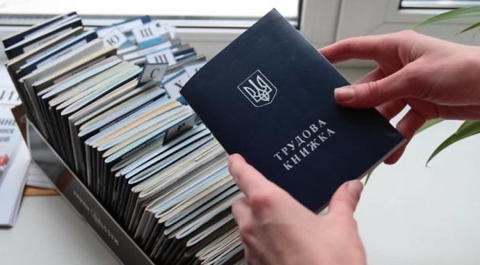 У “ДНР” наказали визнавати українські трудові книжки. Які правила працевлаштування