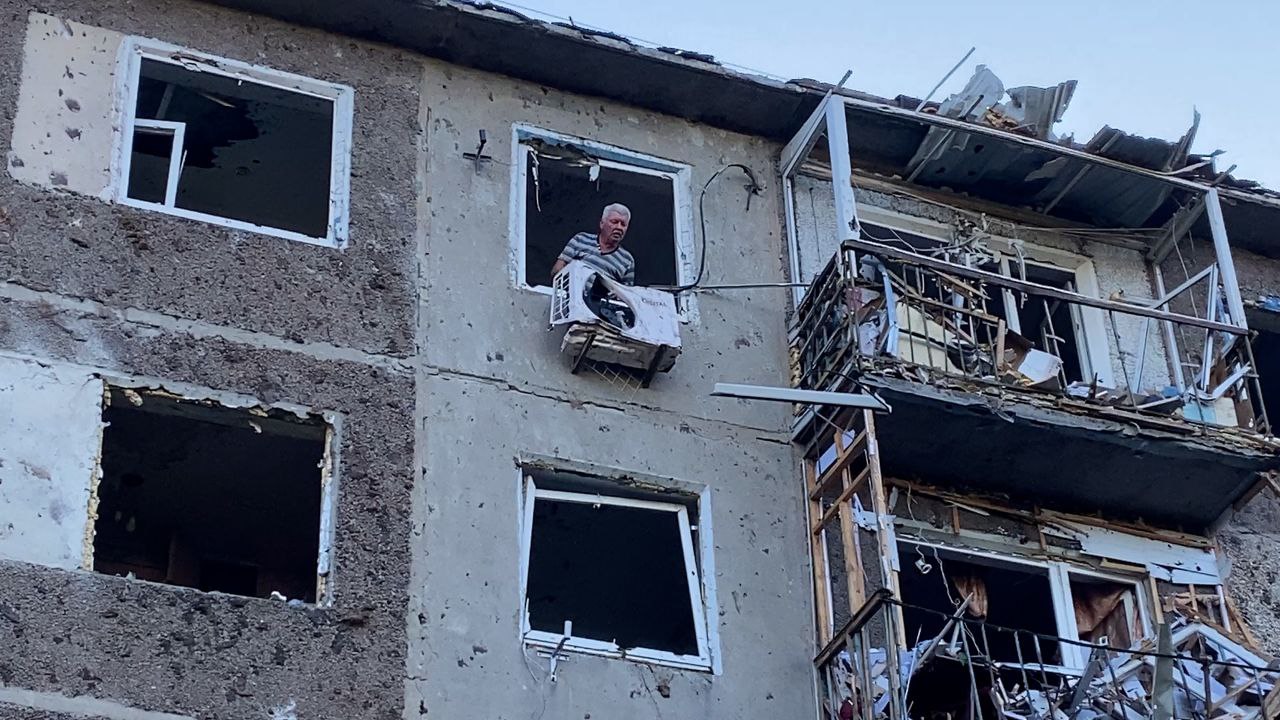 мешканець у зруйнованій багатоповерхівці в Донецькій області