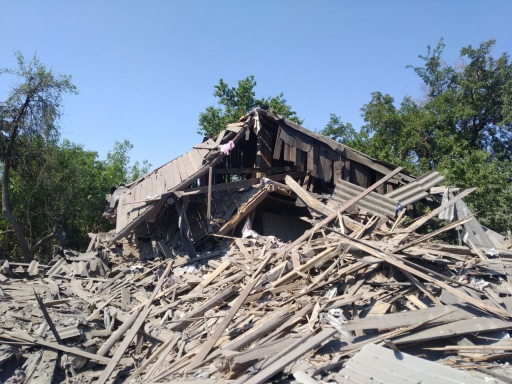 В Торецке под руинами разбомбленного дома нашли тела 3 женщин (обновлено)
