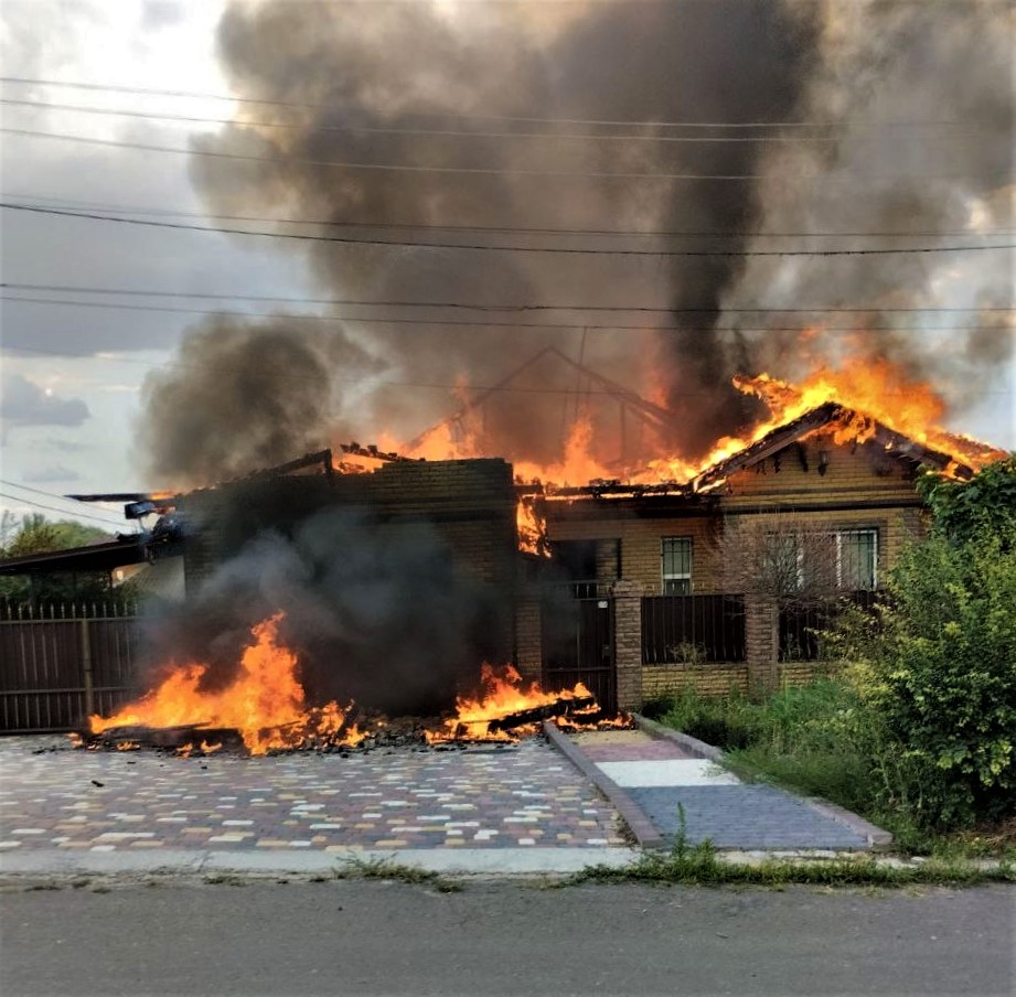 пожар в частном доме после обстрела 28 июля в Бахмуте
