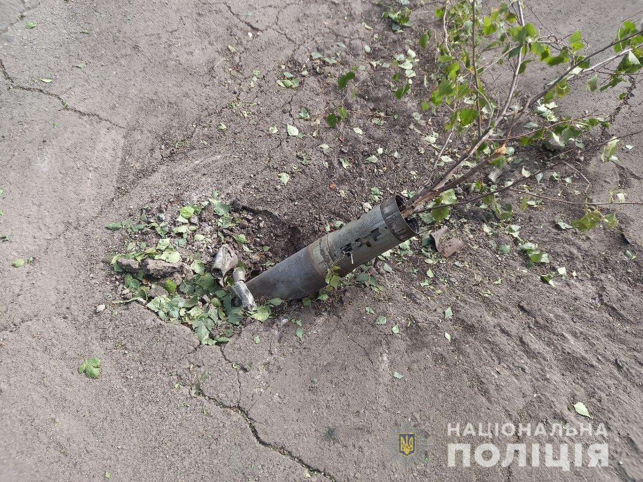 снаряд РФ в асфальте в Донецкой области